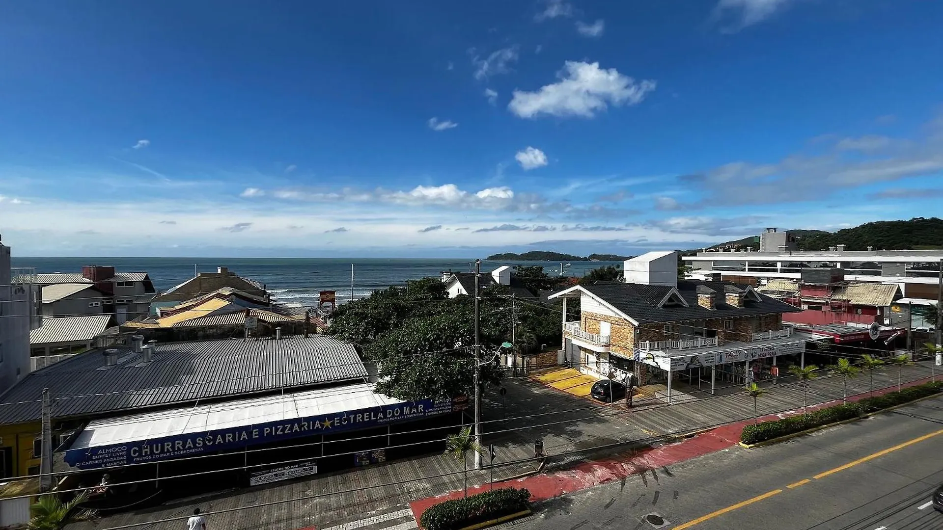 B250 - Apto 3 Quartos Com Vista Mar Sobre Avenida Bombinhas Apartamento